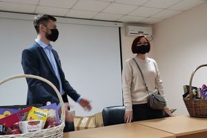 Представители партии Единая Россия поздравили сотрудников с наступающим Новым годом